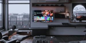 Moderna dnevna soba s televizijo v središču. Na ekranu je prikazano poljubno izbiranje vsebine, ki ponazarja TV fukcijo-časovni zamik.